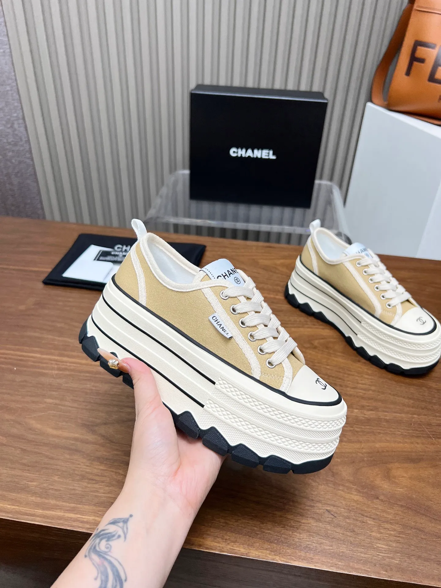 👟👟Ex-factory price 480👟👟 Top version, original quality! ! ! Chanel Chanel - 2025 biscuit shoes, the top casual sports shoes in the counter. This classic design; the style of the upper is made of various craftsmanship; the outsole is fashionable and sporty; the unusual inclusion of a variety of color matching elements... The diversified mix and match is very beautiful and versatile, casual, fashionable, sports and outdoor can be taken into account... ꫛꫀꪝ Go➫ Material: ❶Upper made of: original canvas ❷Inside made of: sheepskin ❸Outsole based on: Original TPU combination outsole, counter quality packaging, complete set for women 35–40